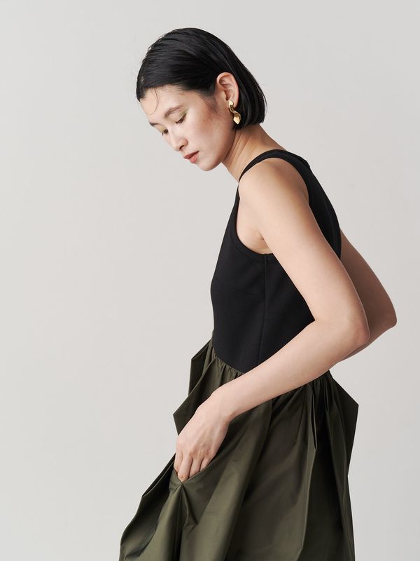 curve line tuck sleeveless op