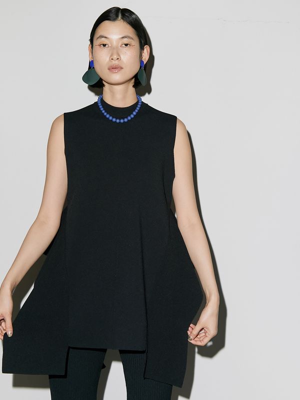 side parts sleeveless knit top