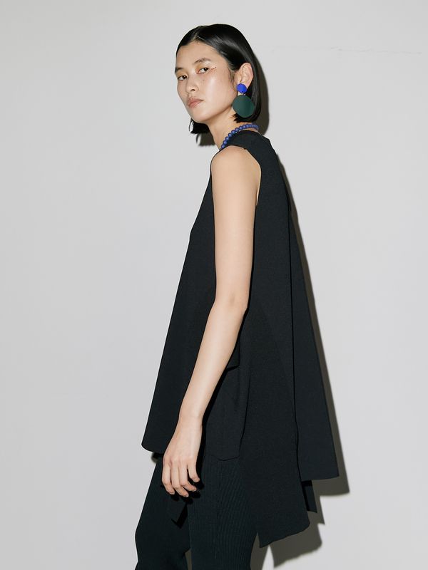 side parts sleeveless knit top