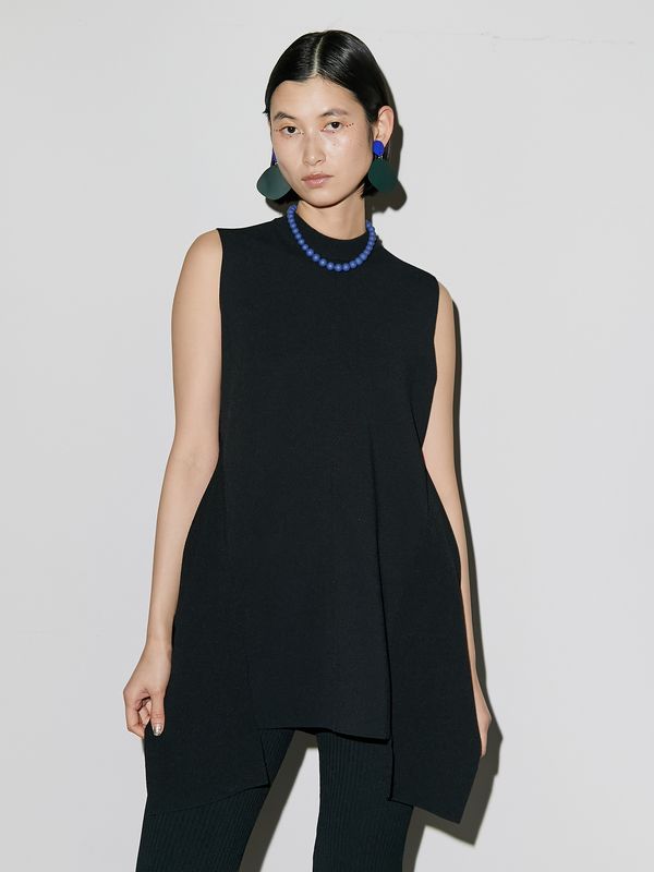side parts sleeveless knit top