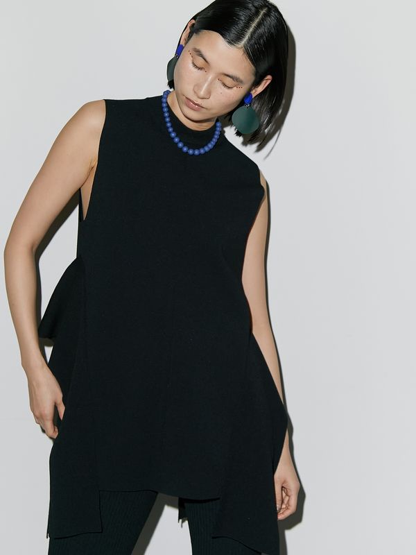 side parts sleeveless knit top