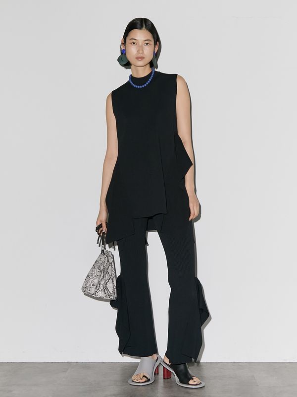 side parts sleeveless knit top