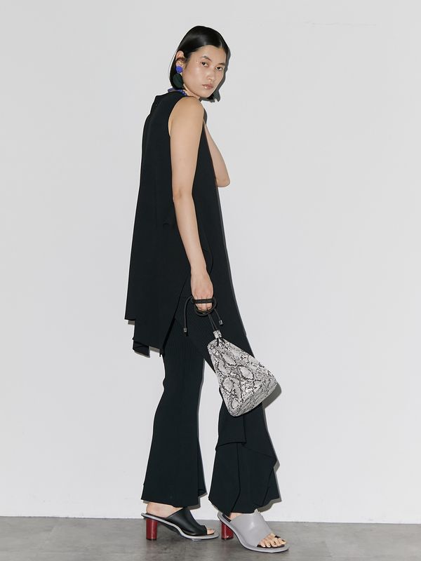 side parts sleeveless knit top