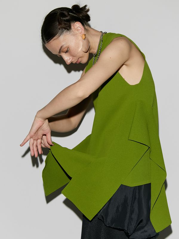 side parts sleeveless knit top