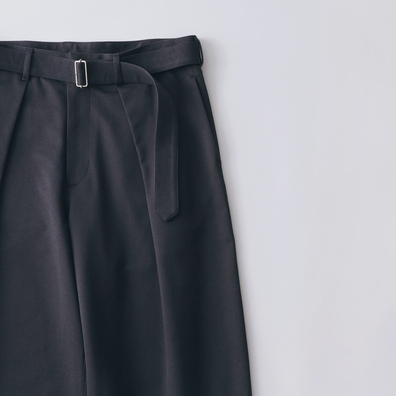 suvin gold hard twill balancircular® army one tuck belted trousers