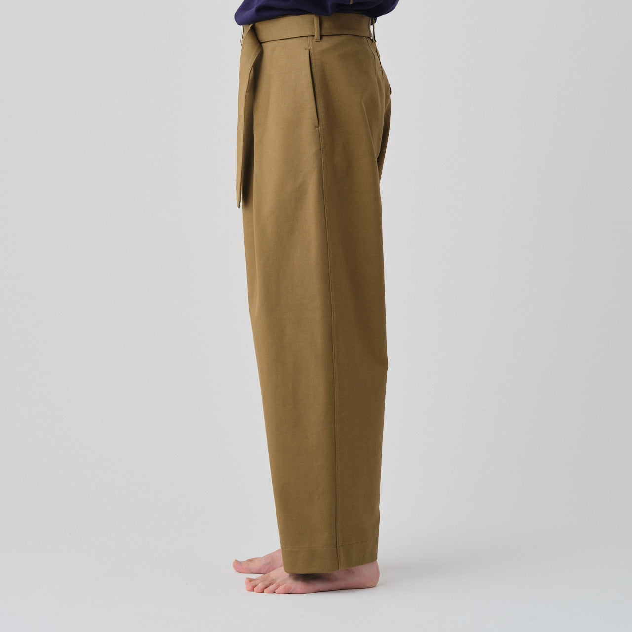 suvin gold hard twill balancircular® army one tuck belted trousers