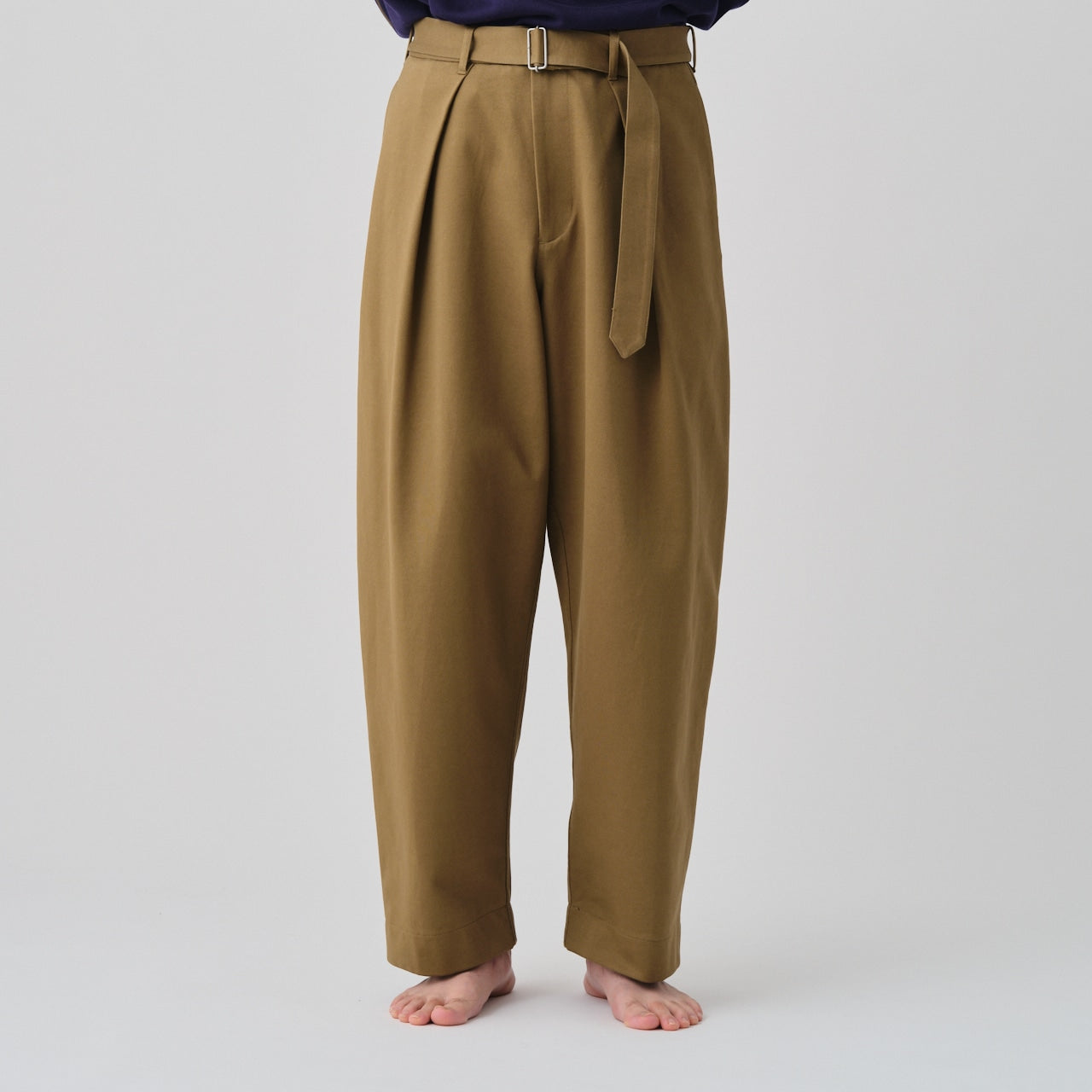suvin gold hard twill balancircular® army one tuck belted trousers