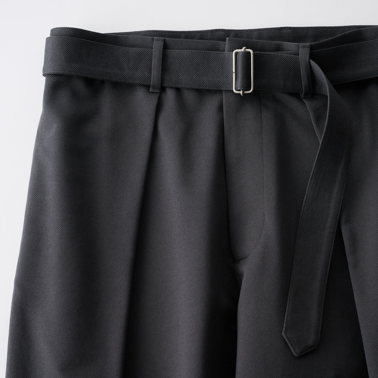 suvin gold hard twill balancircular® army one tuck belted trousers