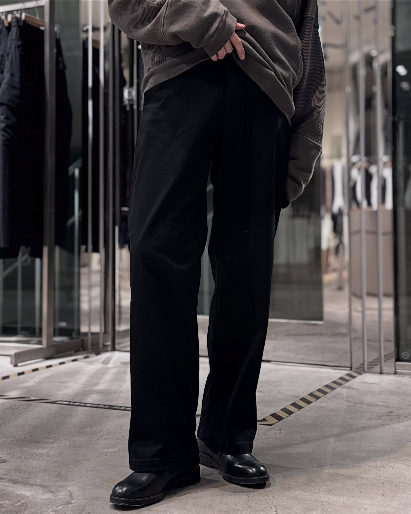 super stretch denim / silicon dyed wide straight pants
