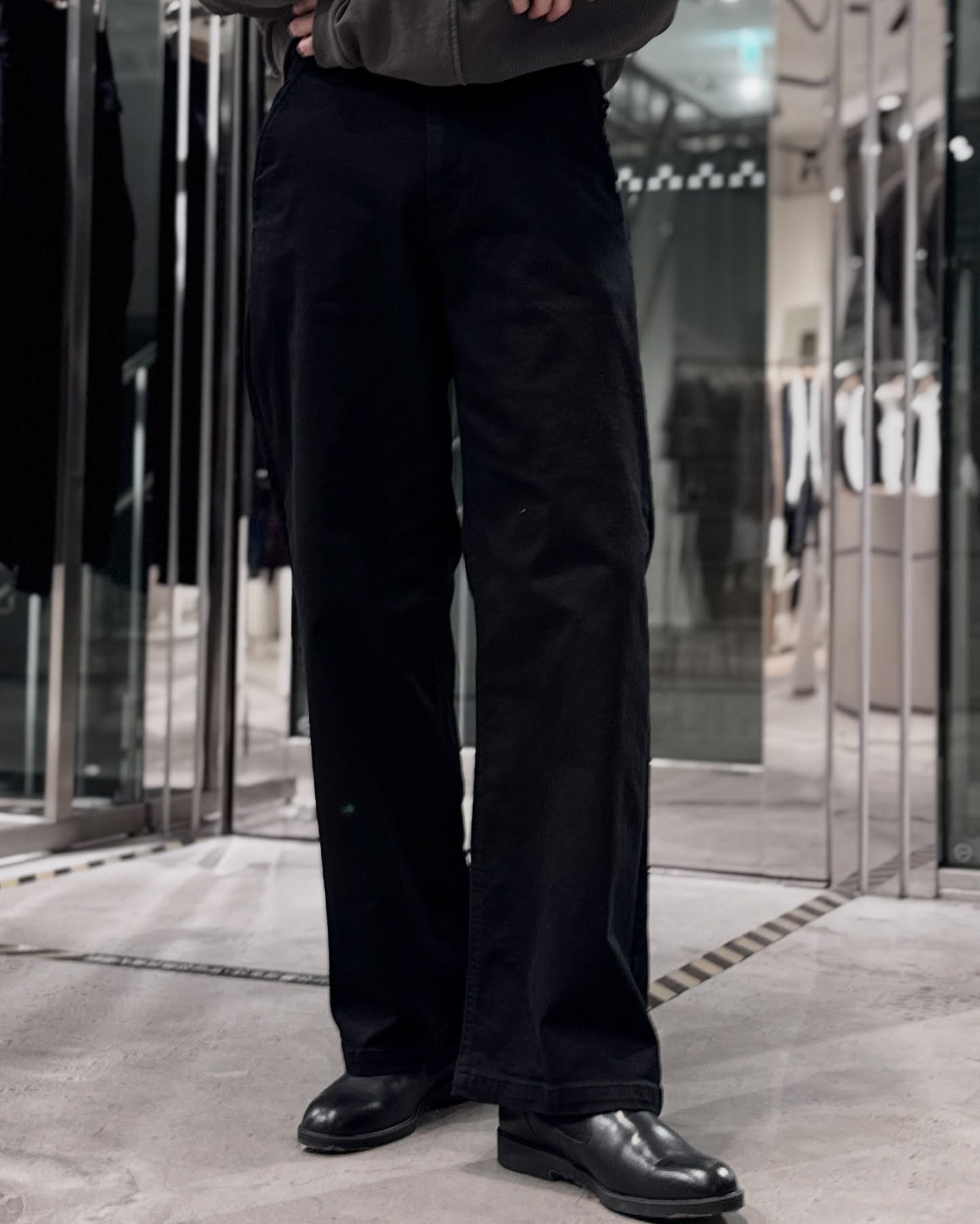 super stretch denim / silicon dyed wide straight pants