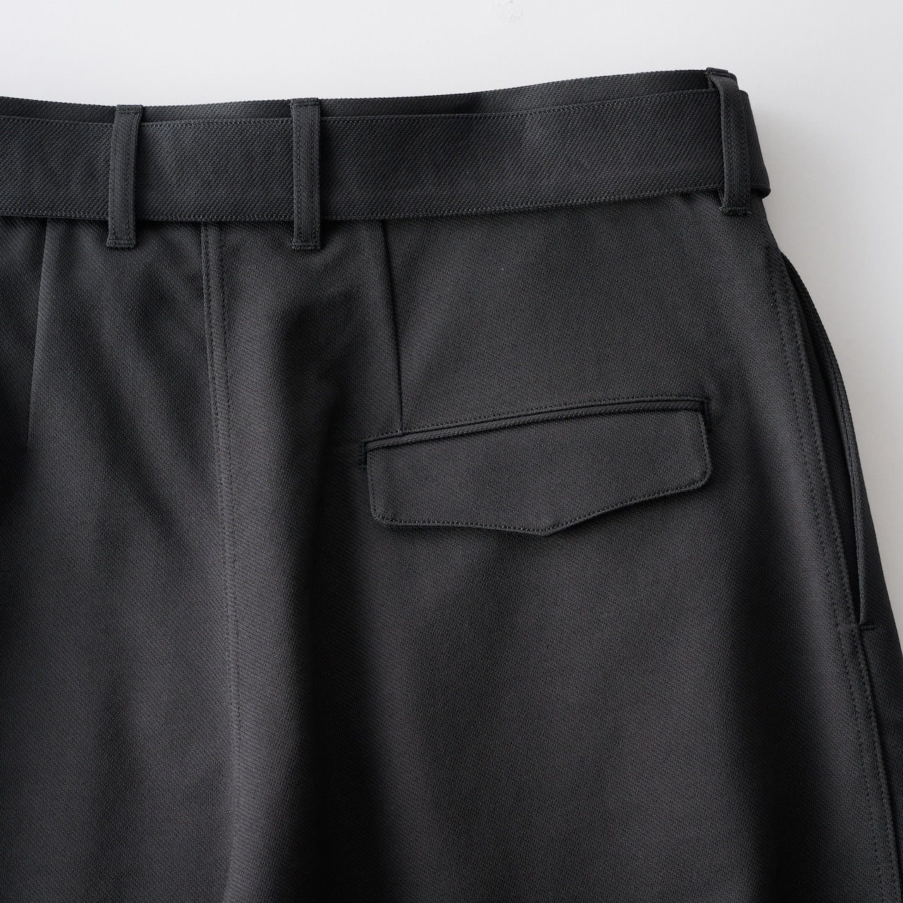 suvin gold hard twill balancircular® army one tuck belted trousers