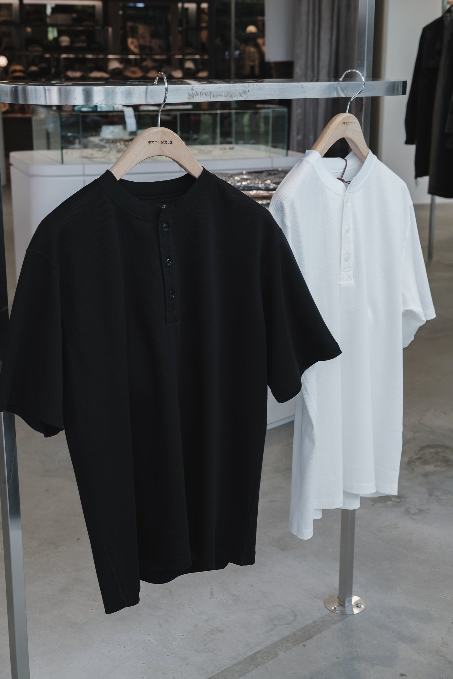 compact honeycomb mesh / henley neck t-shirt