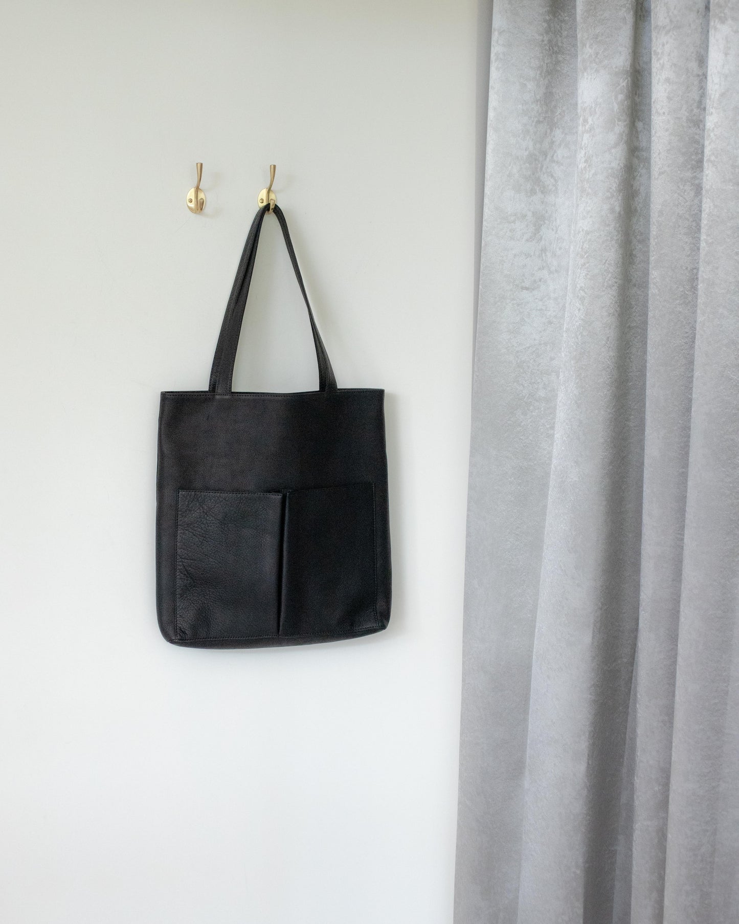 water proof washable leather / gusset pocket tote bag