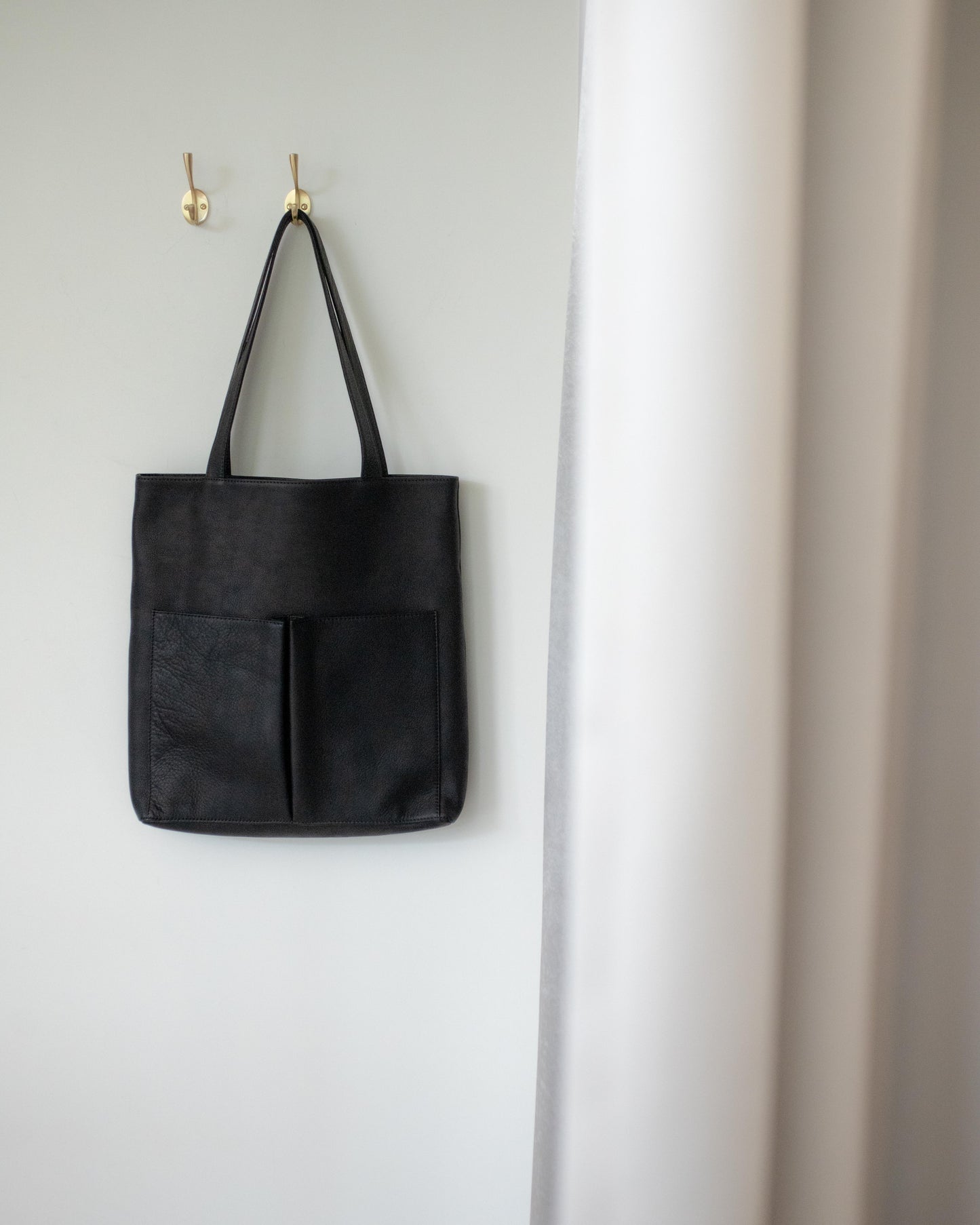 water proof washable leather / gusset pocket tote bag