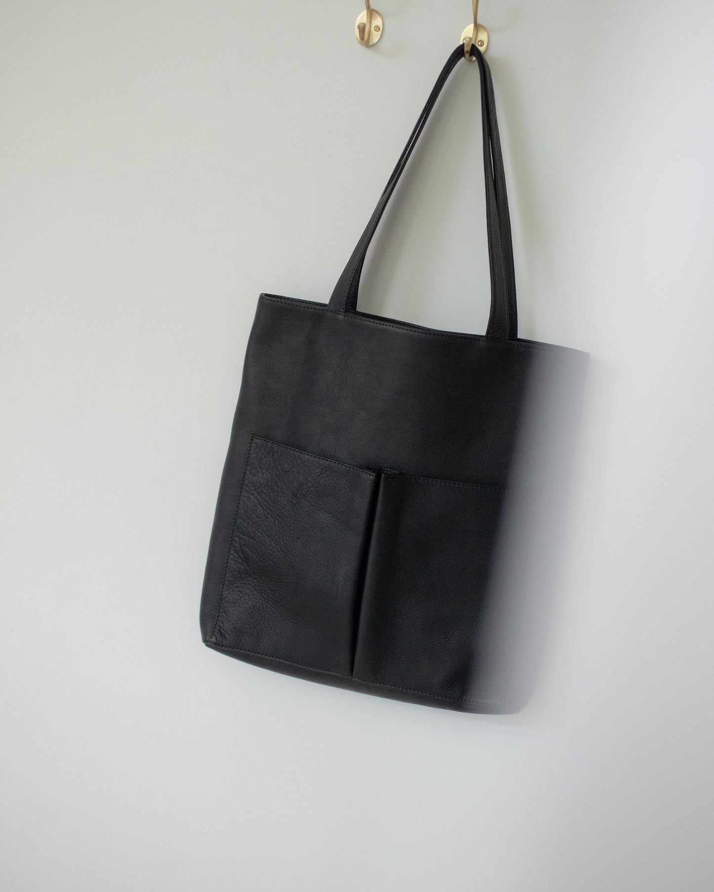 water proof washable leather / gusset pocket tote bag