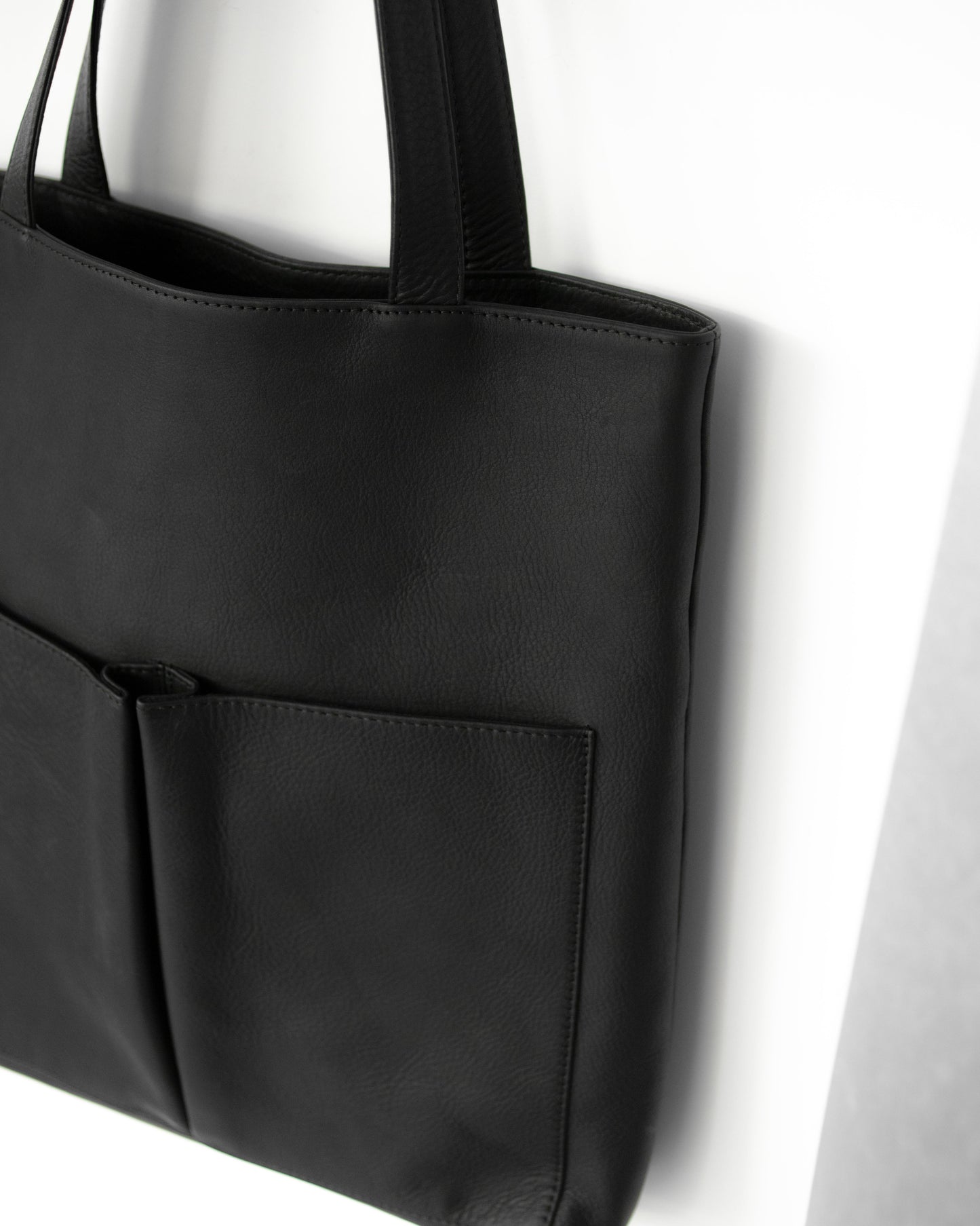 water proof washable leather / gusset pocket tote bag
