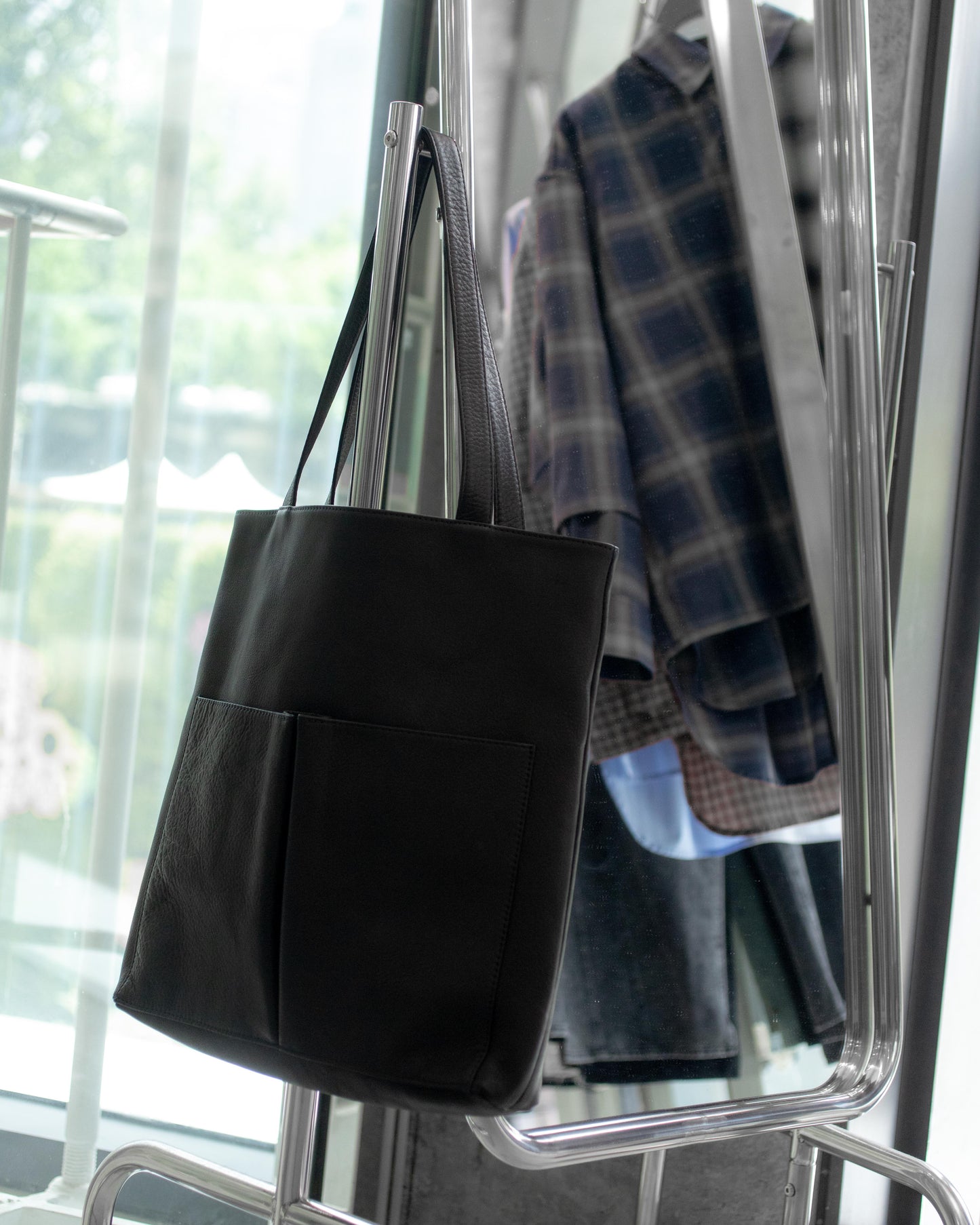 water proof washable leather / gusset pocket tote bag