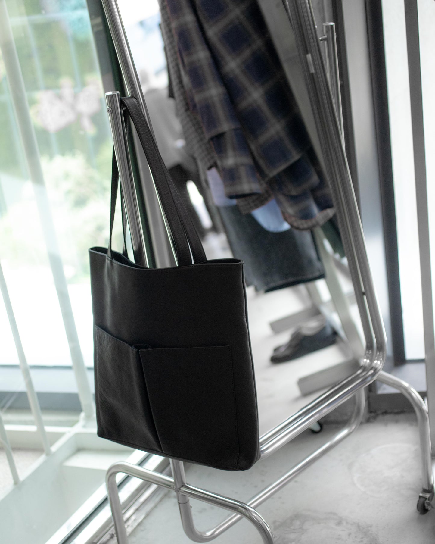 water proof washable leather / gusset pocket tote bag