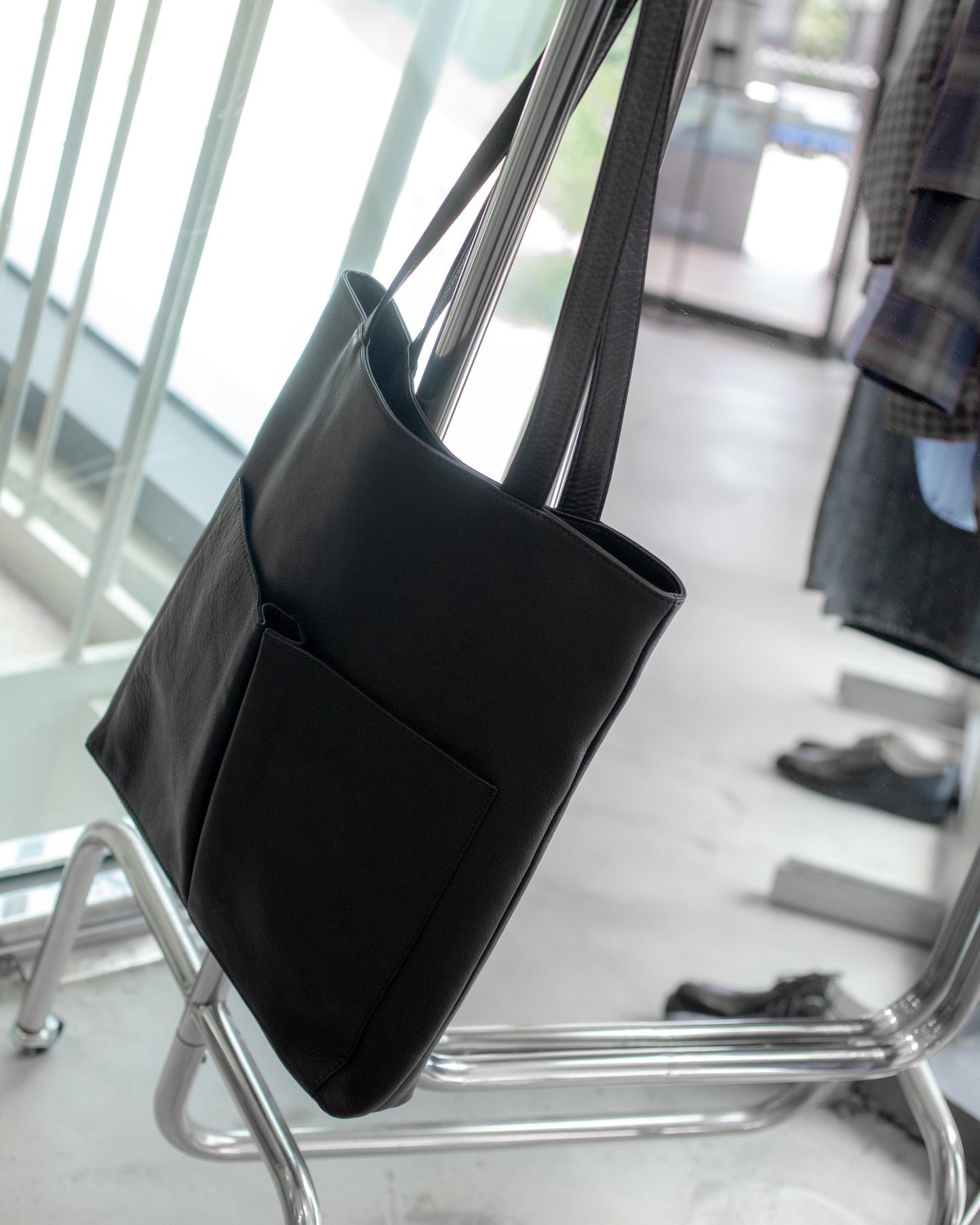 water proof washable leather / gusset pocket tote bag