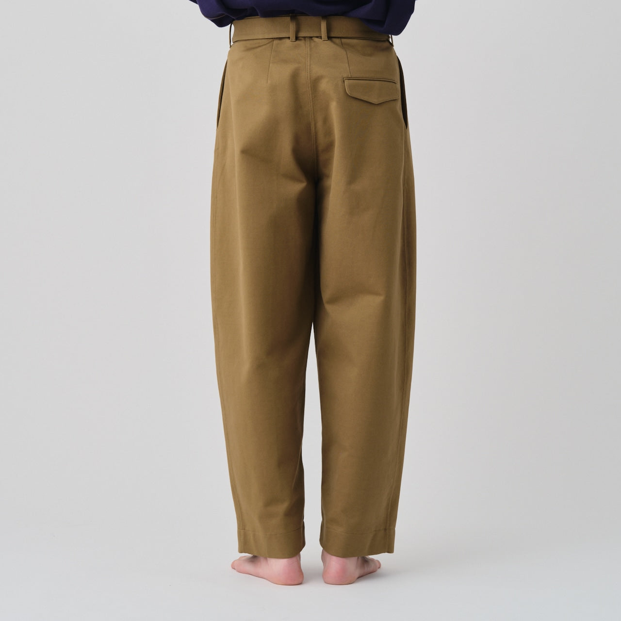 suvin gold hard twill balancircular® army one tuck belted trousers