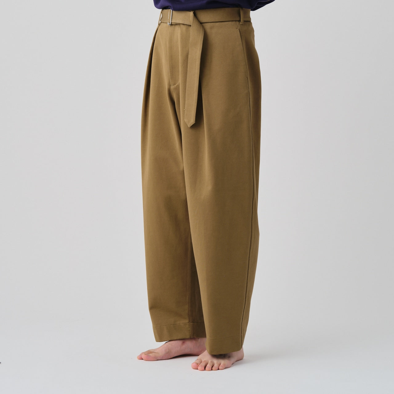 suvin gold hard twill balancircular® army one tuck belted trousers