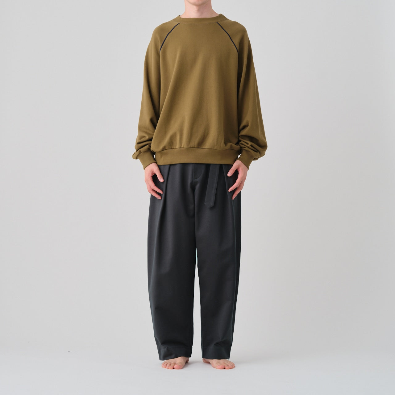 suvin gold hard twill balancircular® army one tuck belted trousers