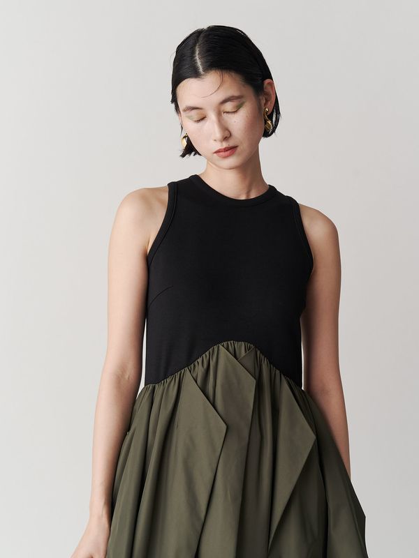 curve line tuck sleeveless op