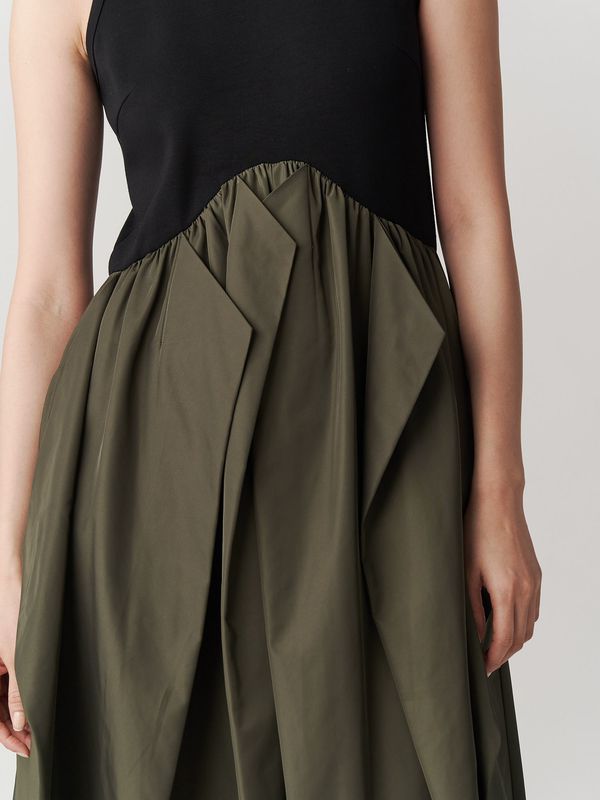 curve line tuck sleeveless op