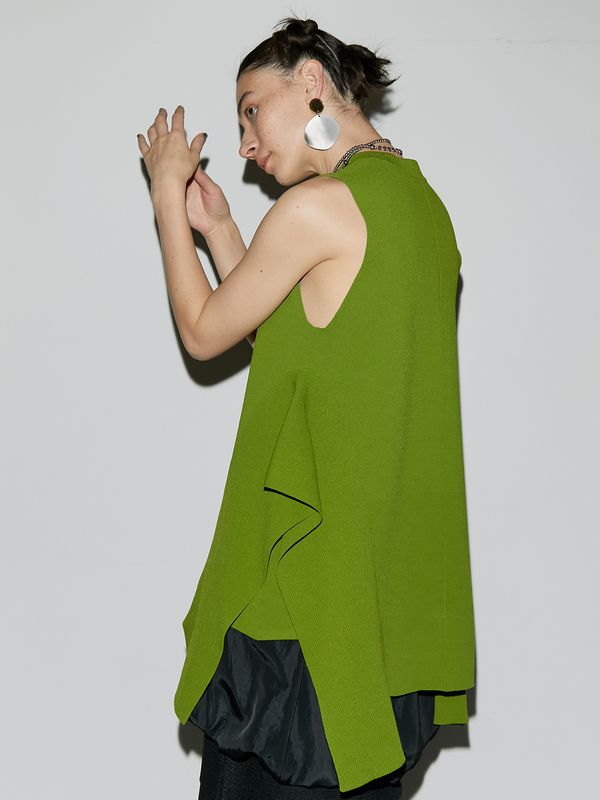 side parts sleeveless knit top