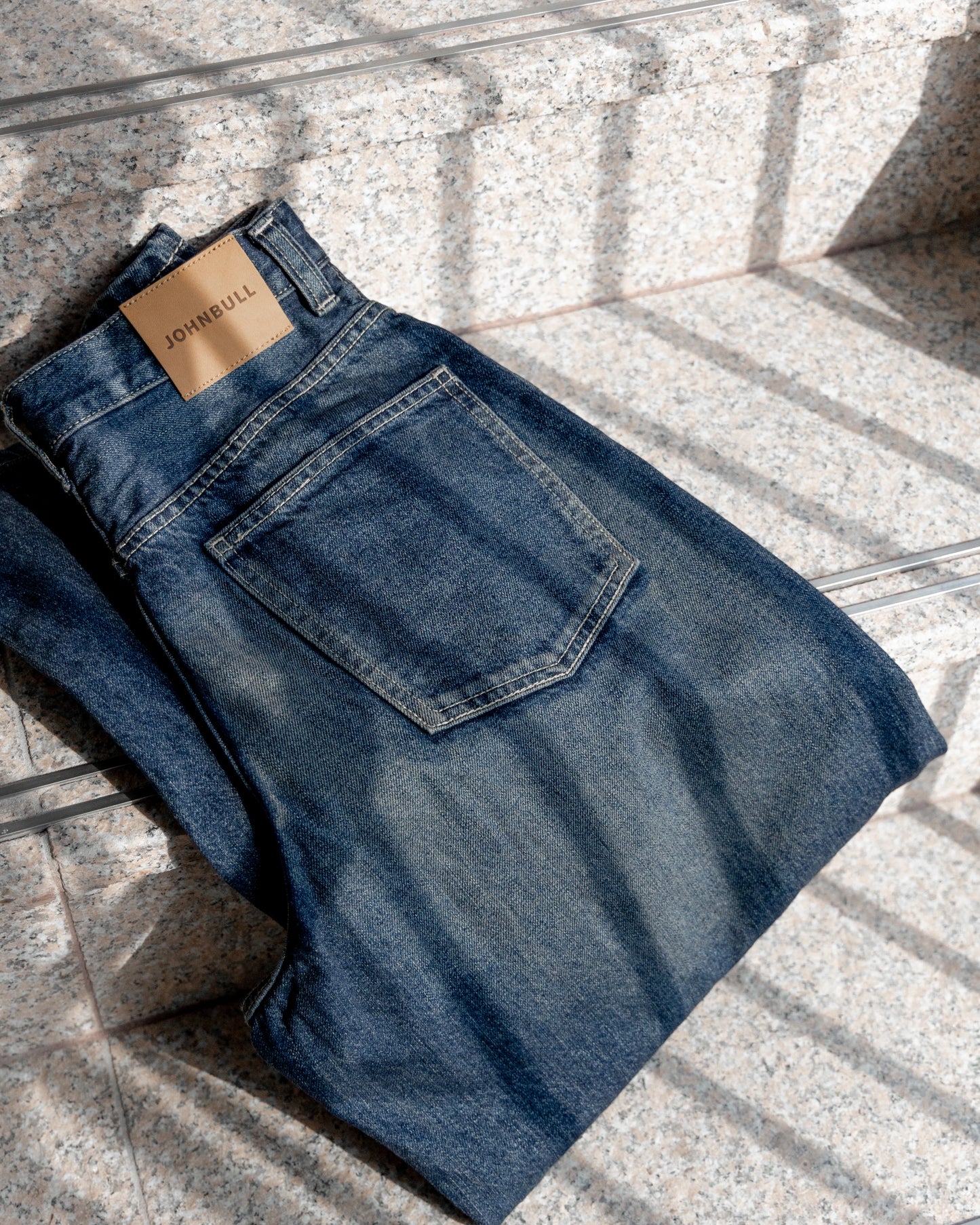 side-curved denim pants