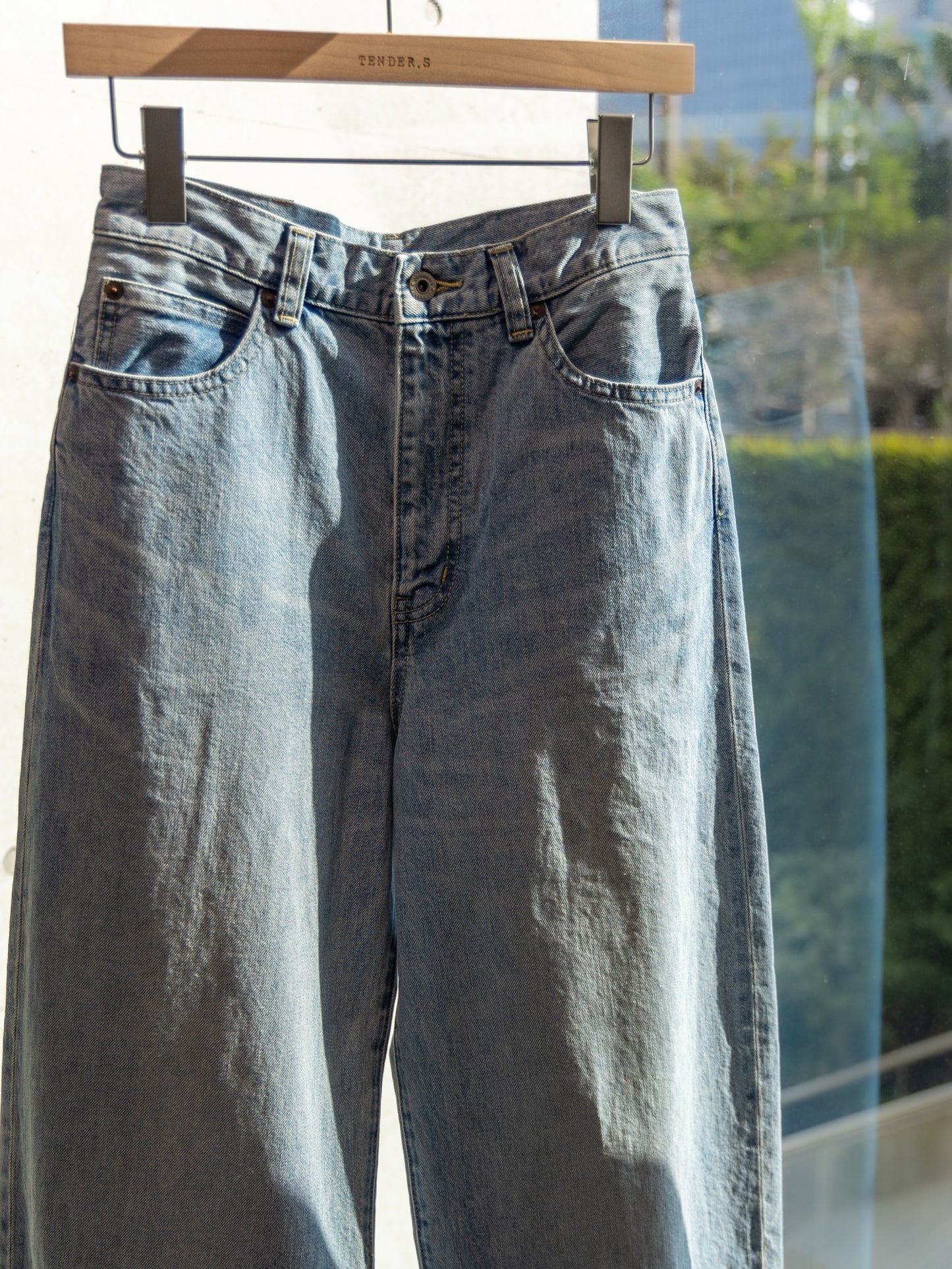 side-curved denim pants