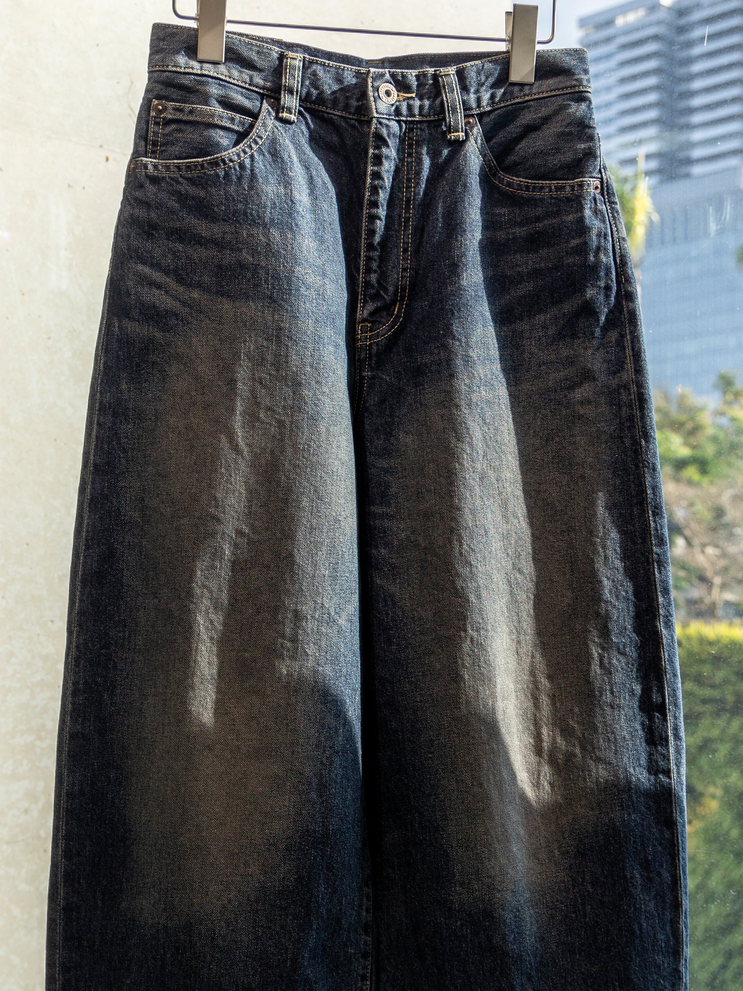 side-curved denim pants