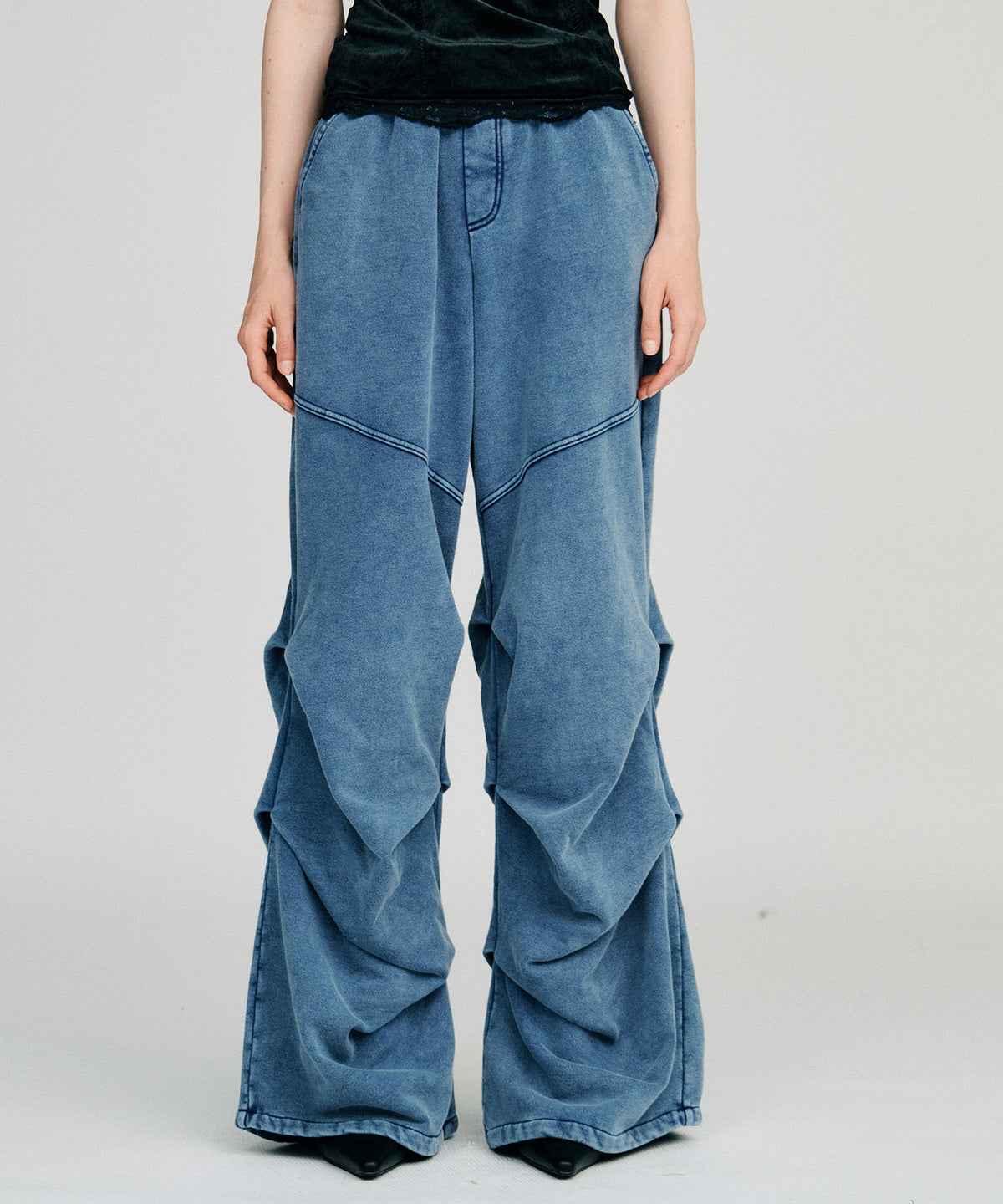 tucking sweatpants