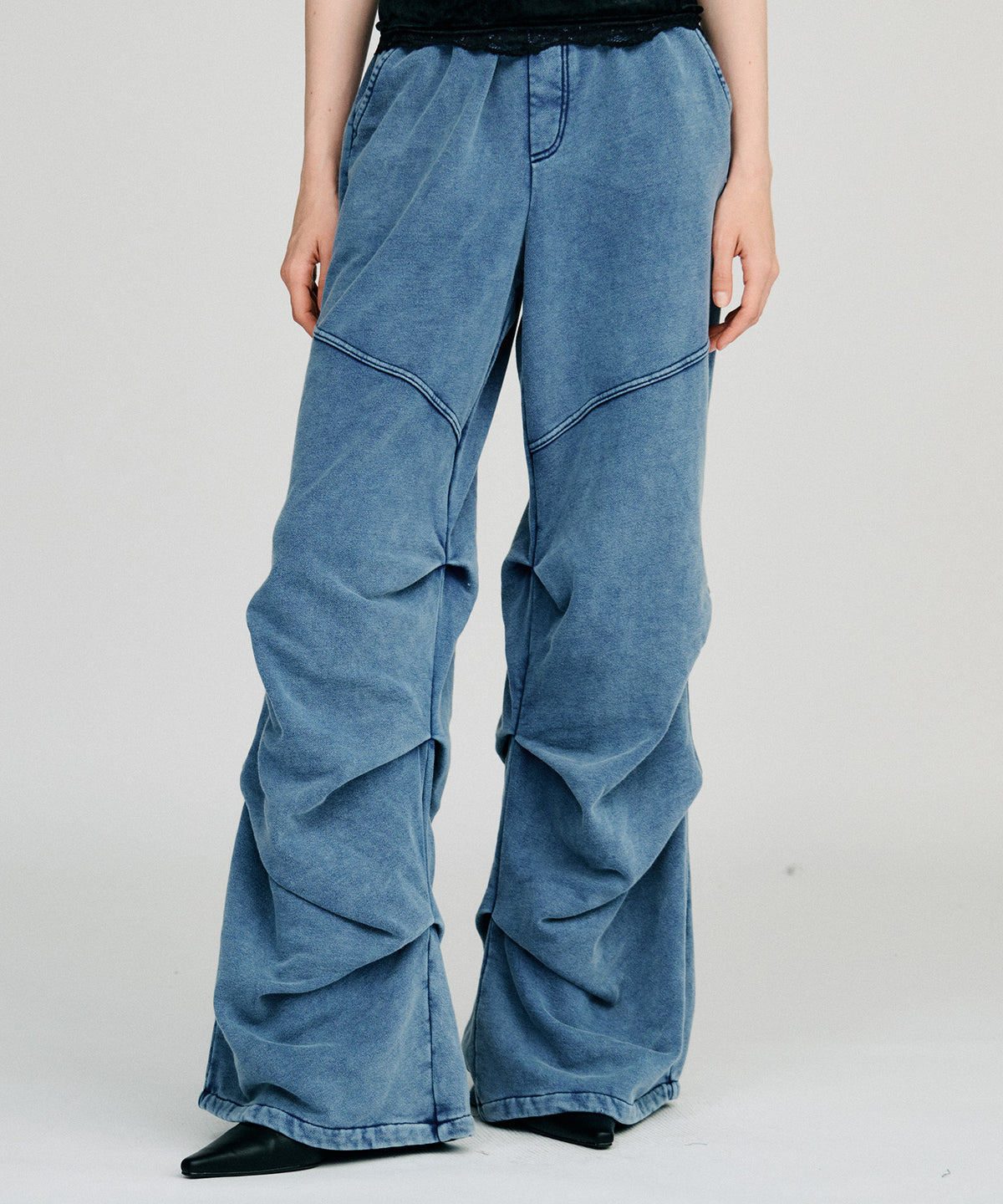 tucking sweatpants