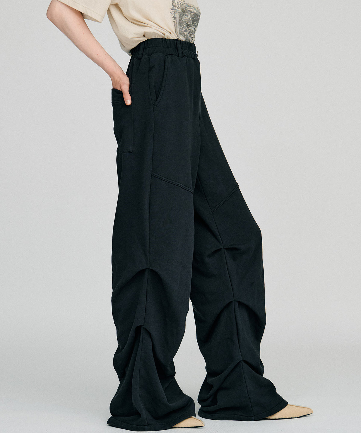 tucking sweatpants