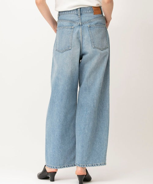 side-curved denim pants