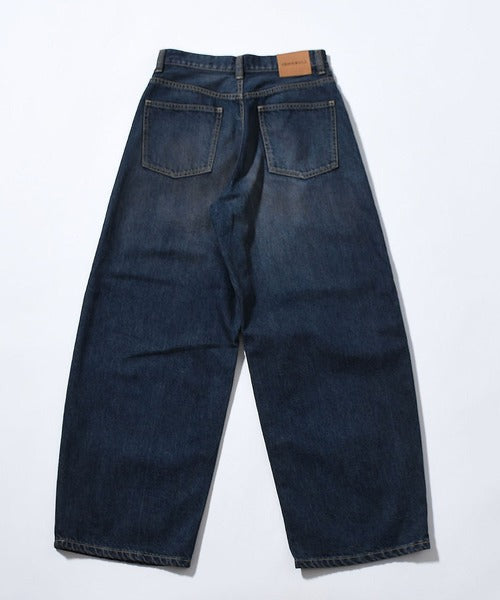 side-curved denim pants