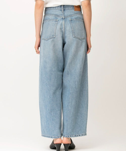 side-curved denim pants