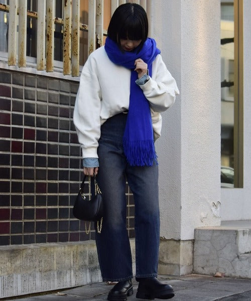 side-curved denim pants