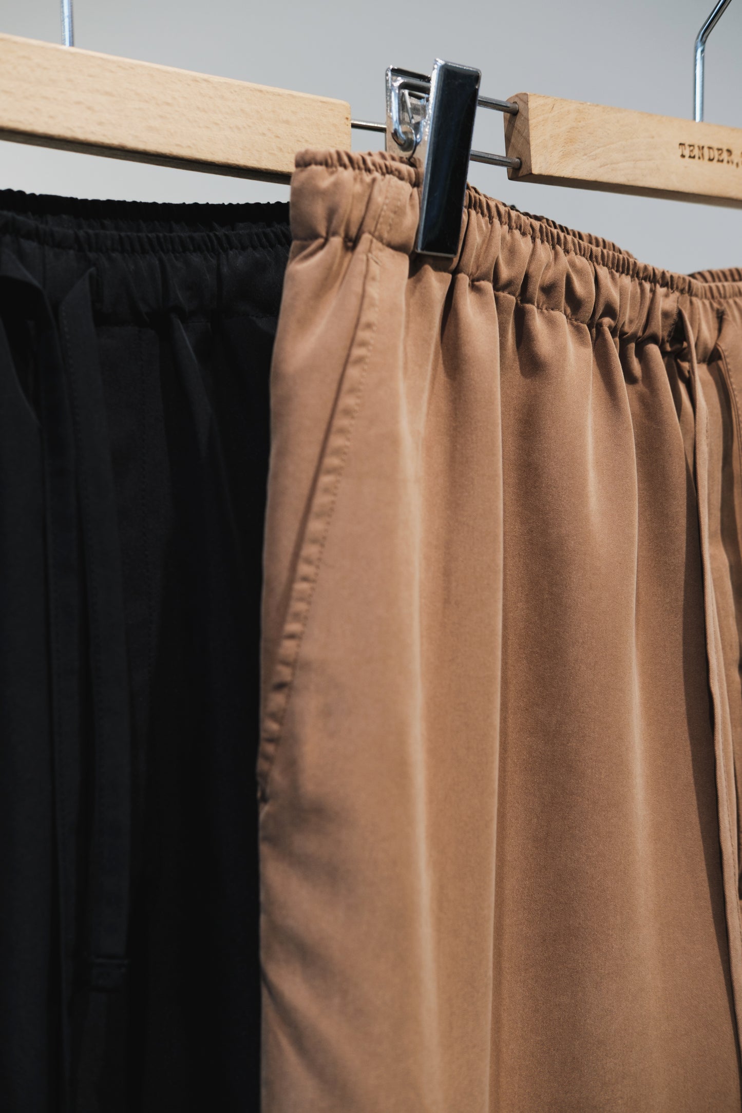 t/r powder cloth / drawstring tapered pants