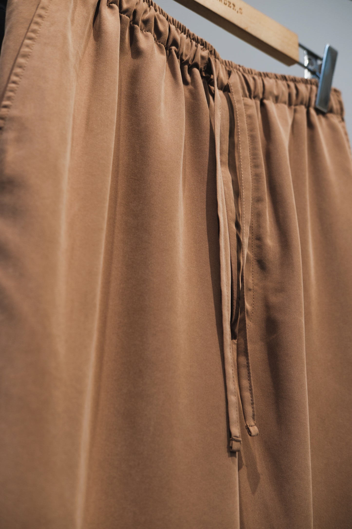 t/r powder cloth / drawstring tapered pants