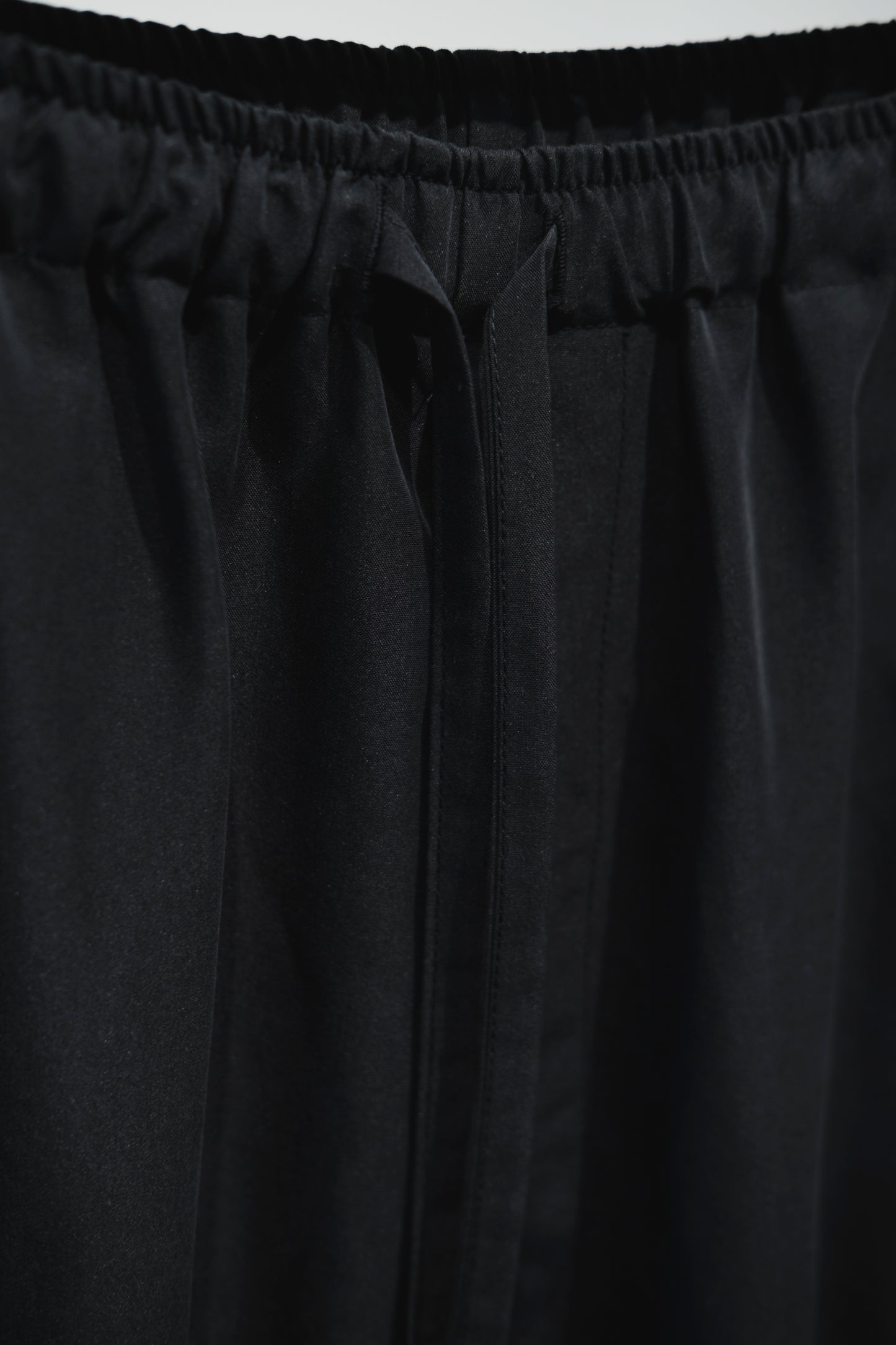 t/r powder cloth / drawstring tapered pants
