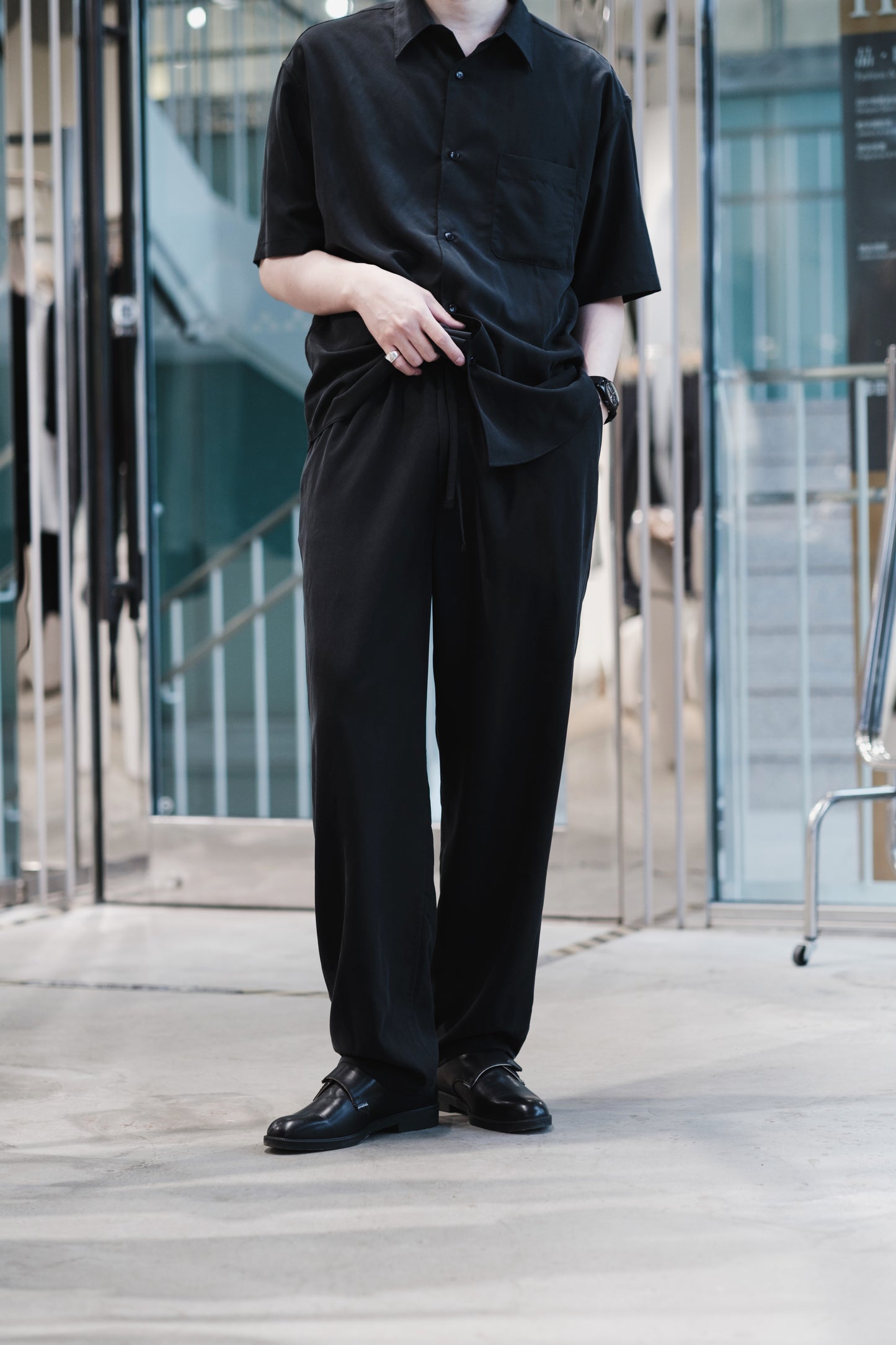 t/r powder cloth / drawstring tapered pants