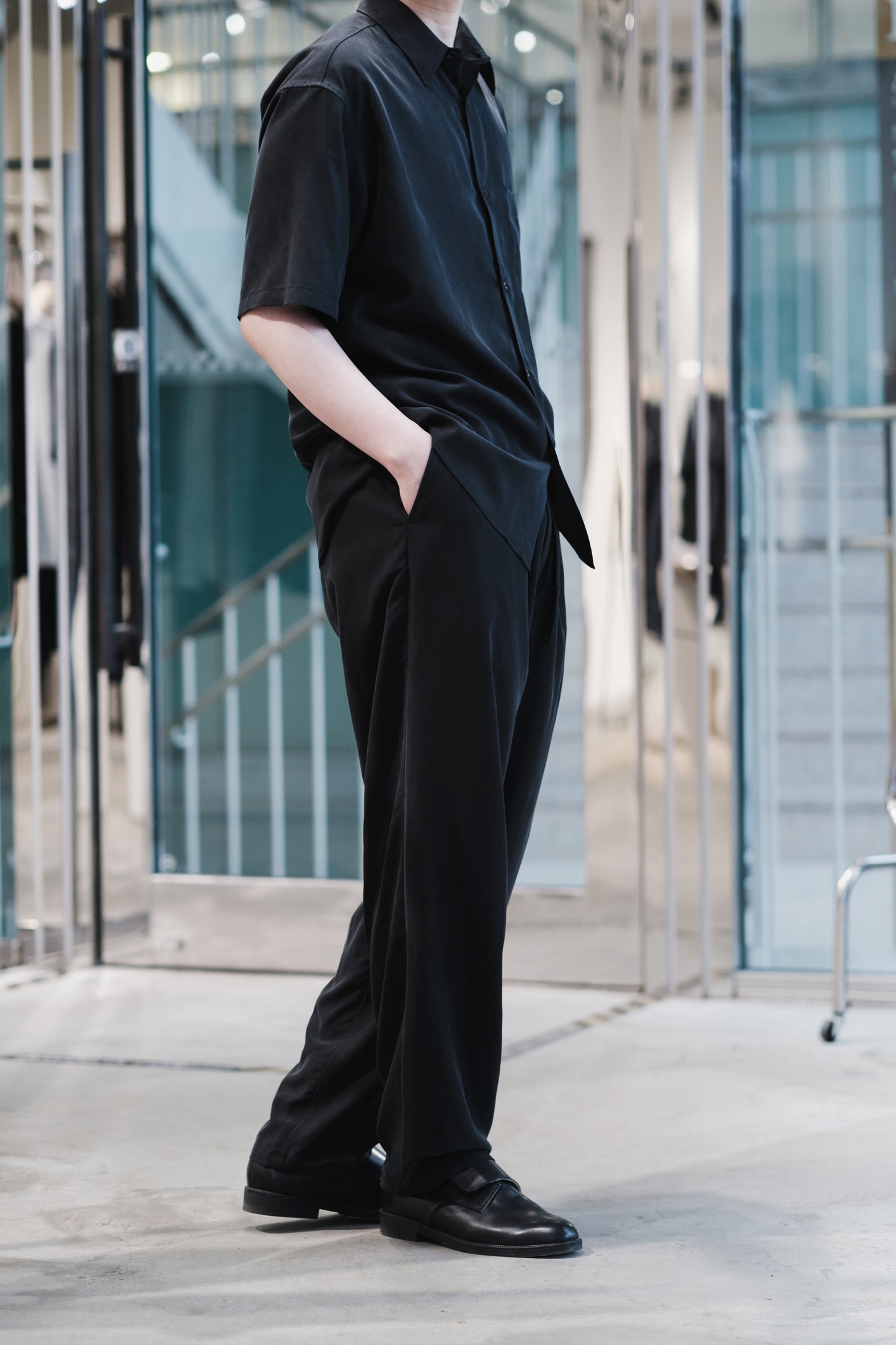 t/r powder cloth / drawstring tapered pants