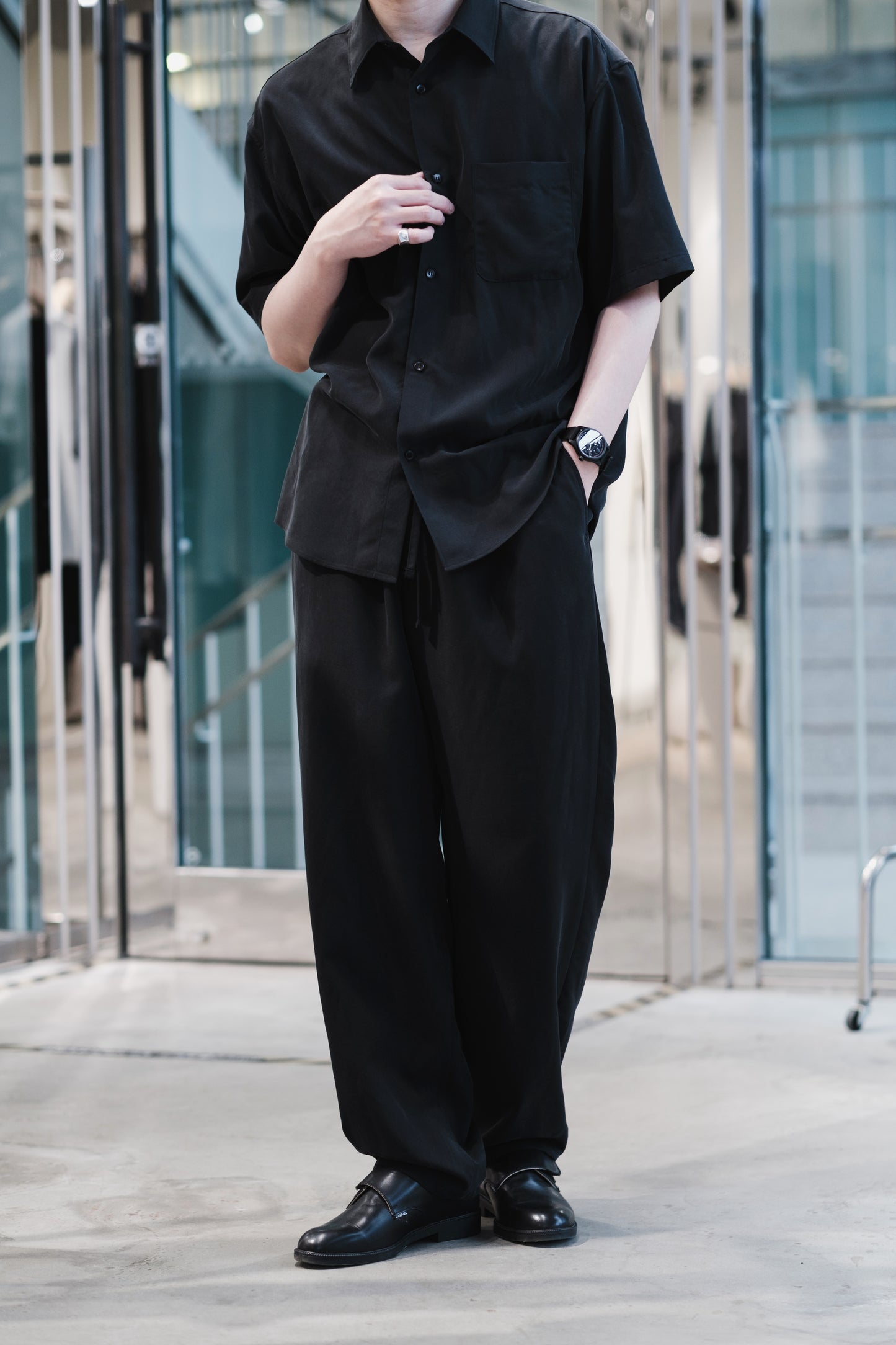 t/r powder cloth / drawstring tapered pants