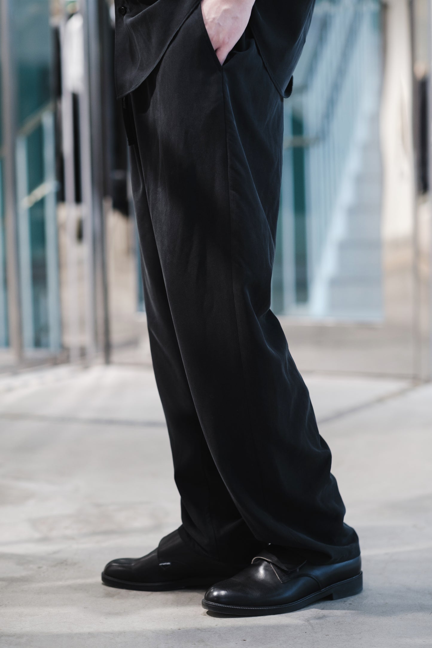 t/r powder cloth / drawstring tapered pants