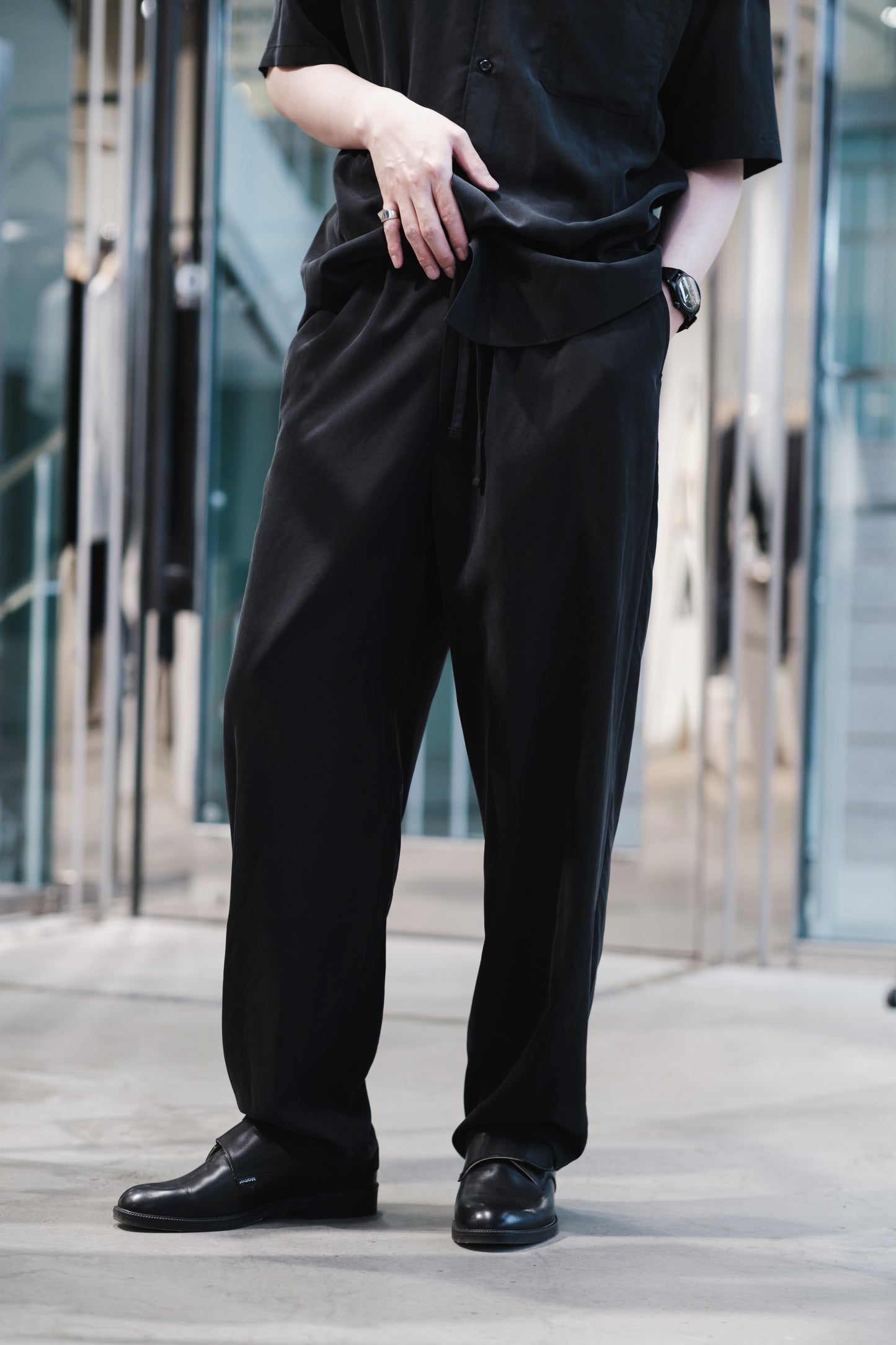 t/r powder cloth / drawstring tapered pants