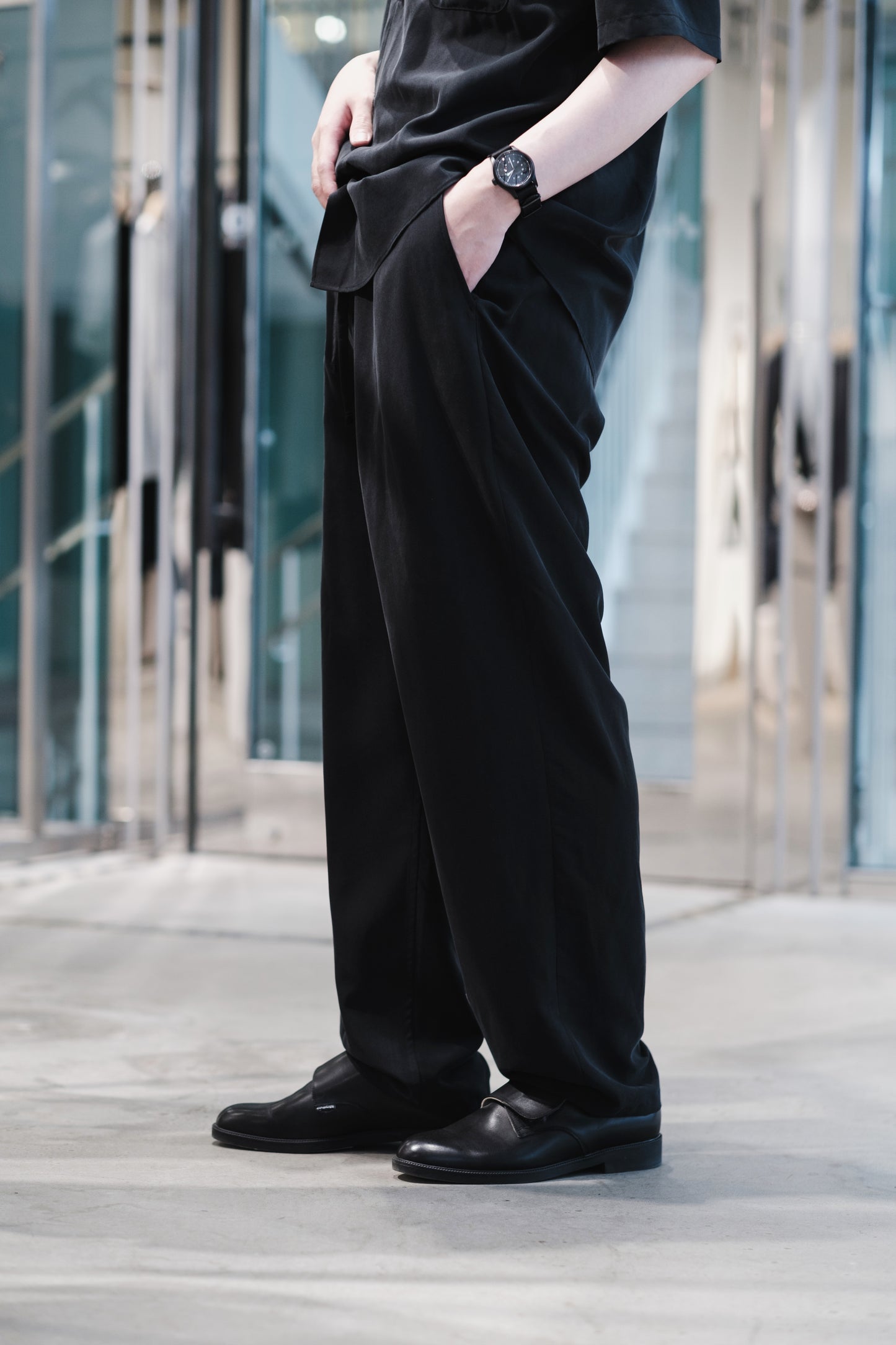 t/r powder cloth / drawstring tapered pants