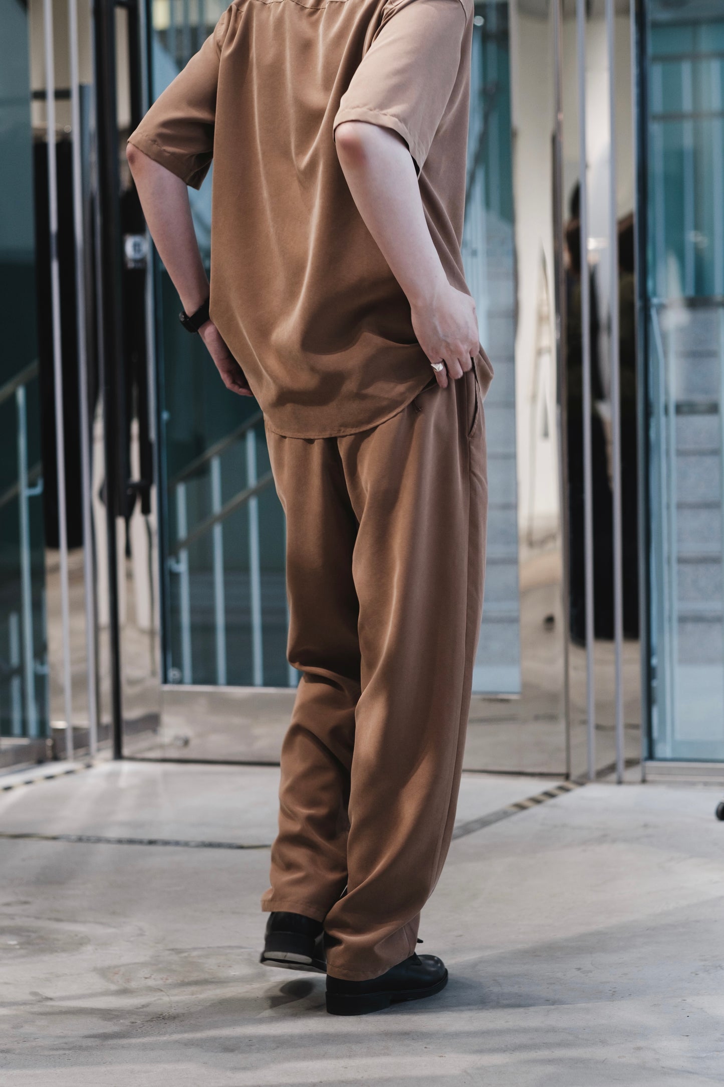 t/r powder cloth / drawstring tapered pants