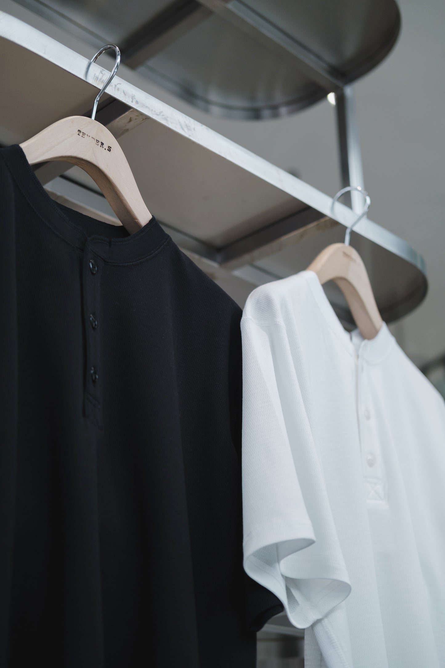 compact honeycomb mesh / henley neck t-shirt